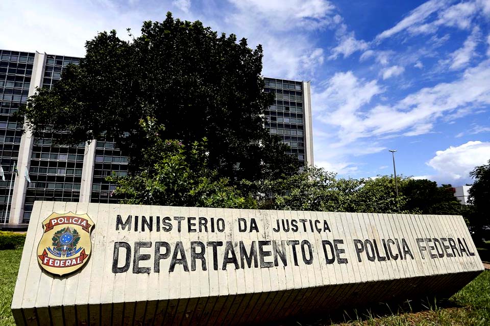 Polícia Federal prende jovem que usava internet para defender ideais nazistas