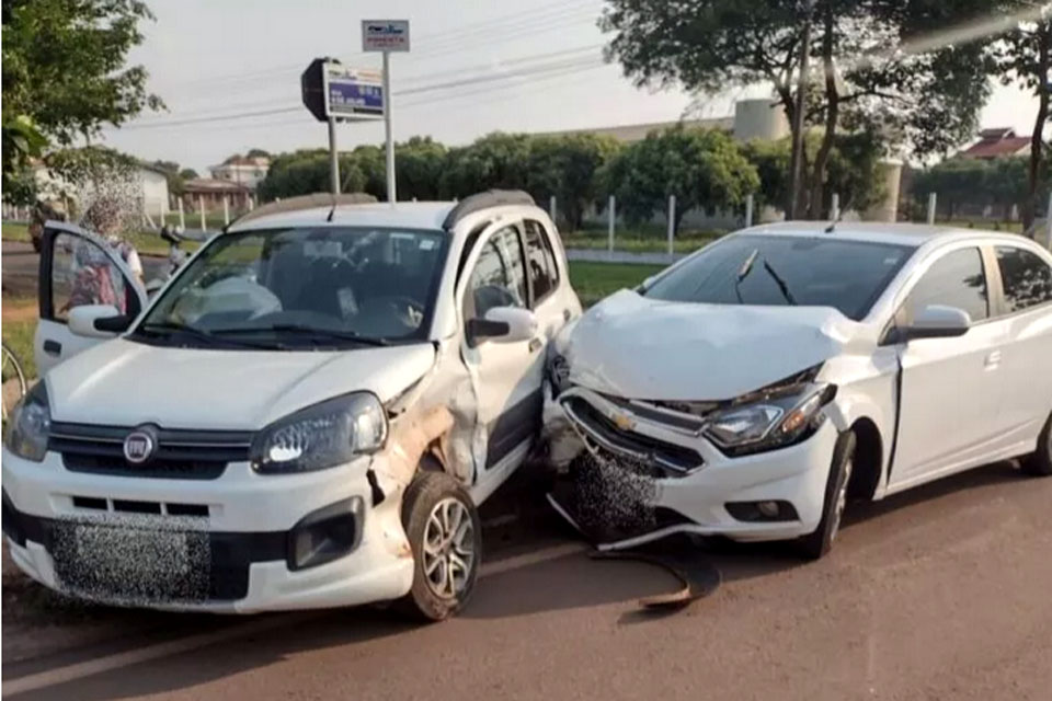 Motorista é levado para o hospital após colisão entre veículos em Pimenta Bueno