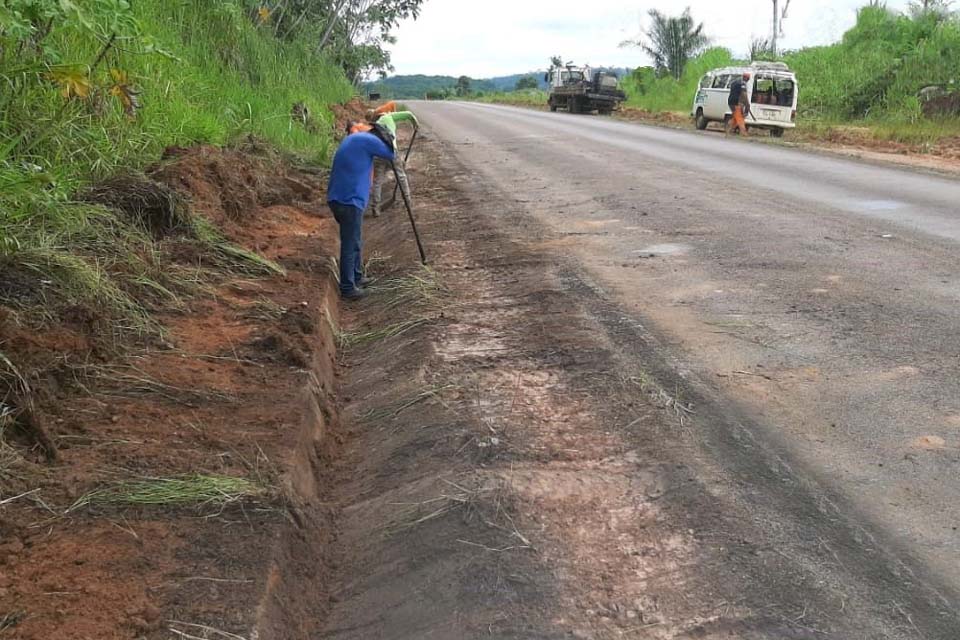 Trechos da RO-464, que liga distrito à BR 364, recebem manutenção e são preparados para pavimentação asfáltica