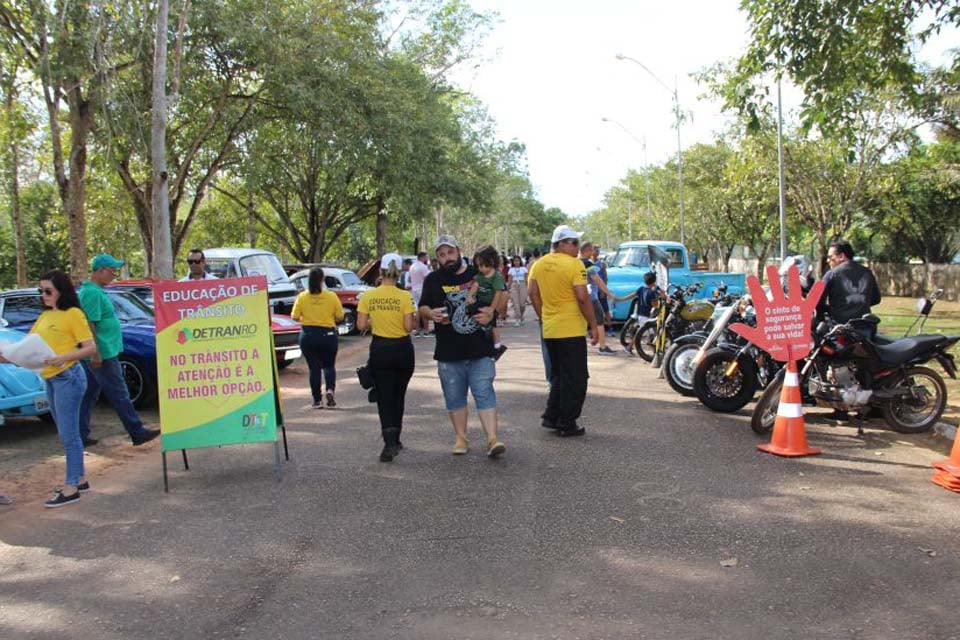 Ações educativas de trânsito são desenvolvidas durante Encontro de Carros Antigos, em Porto Velho