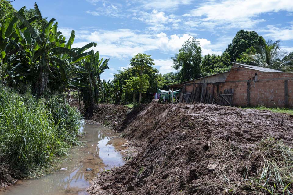 Prefeitura de Porto Velho atua na limpeza e desobstrução de canais e córregos da capital