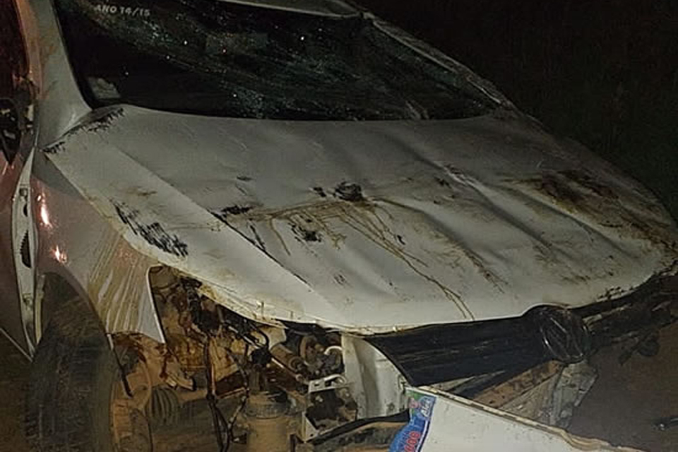  Carro fica destruído ao capotar após condutor perder controle na RO-470