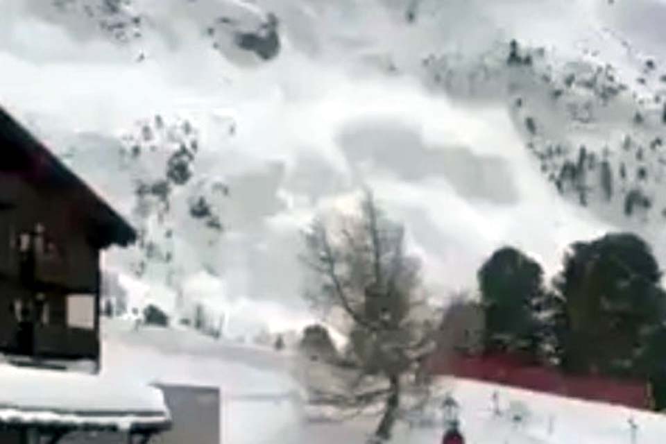 Avalanche em resort na Suíça deixa ao menos três mortos; Veja vídeo
