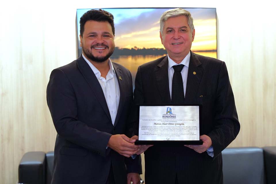 Deputado Marcelo Cruz entrega placa de homenagem ao presidente do Tribunal de Justiça de Rondônia