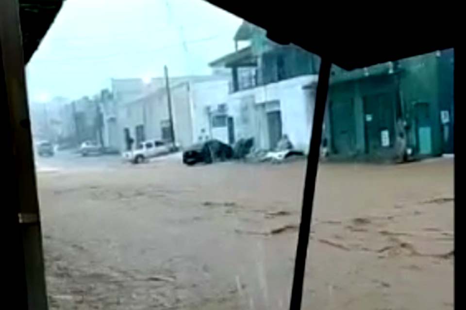 Temporal provocar alagamentos de casas e comércios; moradores culpam obra da prefeitura pelo problema