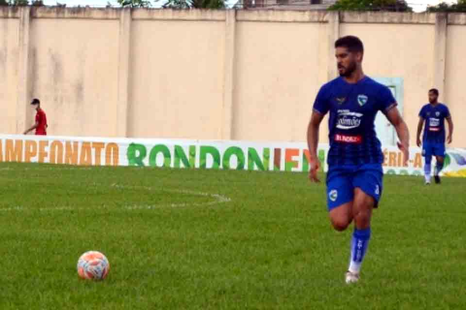 Genus acerta com o zagueiro Alexandre Nabor