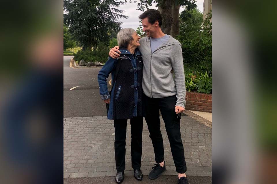 Hugh Jackman posa abraçado com a mãe, que o abandonou quando ele tinha 8 anos