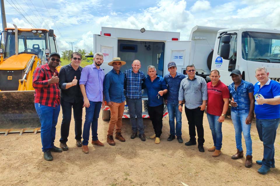 Deputado Ezequiel Neiva entrega ambulância à população do distrito de Jacinópolis