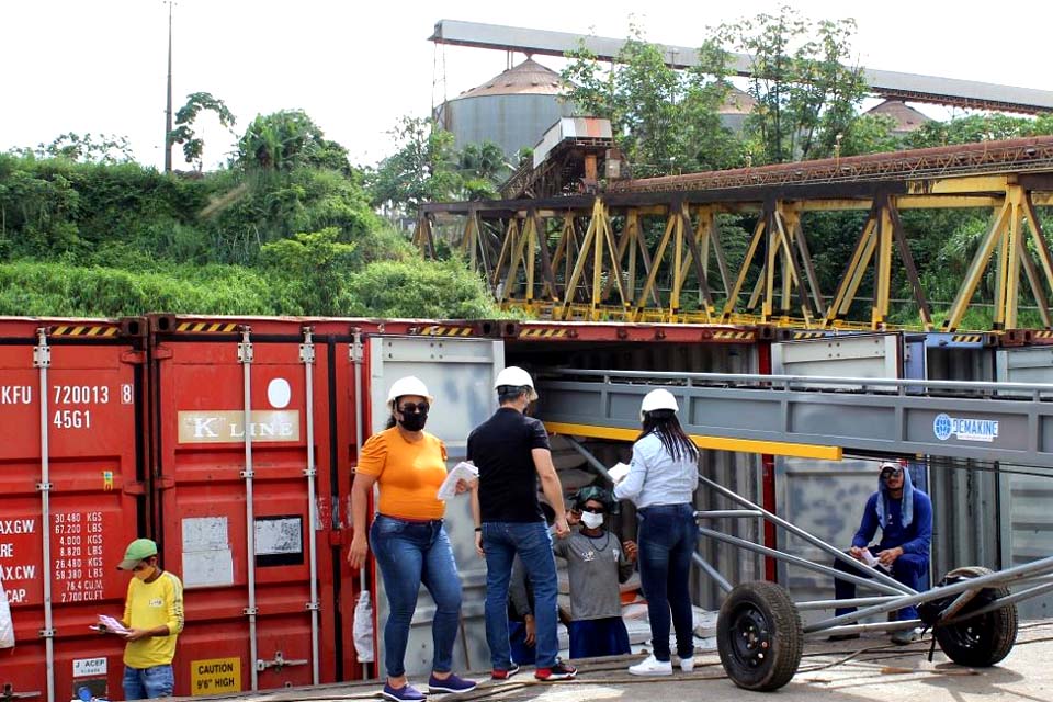 Servidores promovem ação de conscientização sobre o volume de lixo gerado na área portuária em Porto Velho