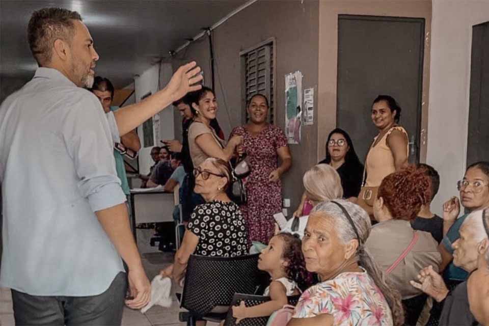 Em visita ao Cras, Leo Moraes se depara com população no calor e relatos de descaso