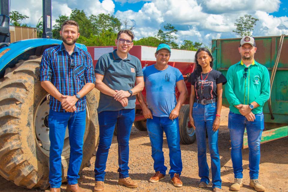 Prefeitura entrega equipamentos agrícolas para associação rural da Linha 614