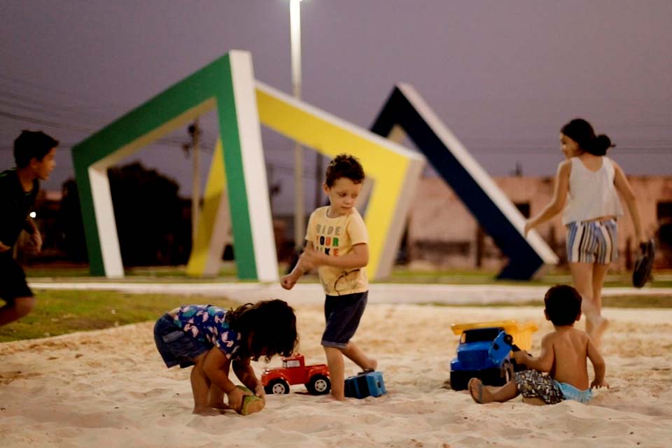 Praça no Bodanese está na reta final de construção e já beneficia moradores com espaço de lazer