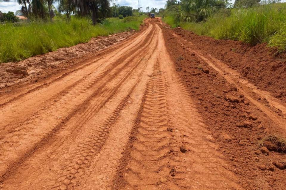 Prefeitura de Jaru segue com serviço de patrolamento nas estradas rurais; equipes trabalham na Linha 614