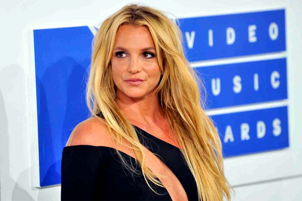 Britney Spears se revolta com fãs que chamaram a polícia após deletar rede social