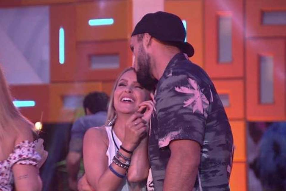 'BBB 21': Carla Diaz revela que Arthur propôs 'tempo' na relação. 'Não quer me prejudicar'