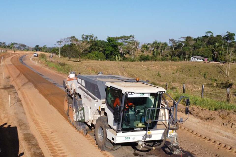 Obras de manutenção e recuperação asfáltica nos 23 quilômetros da Rodovia-460 avançam