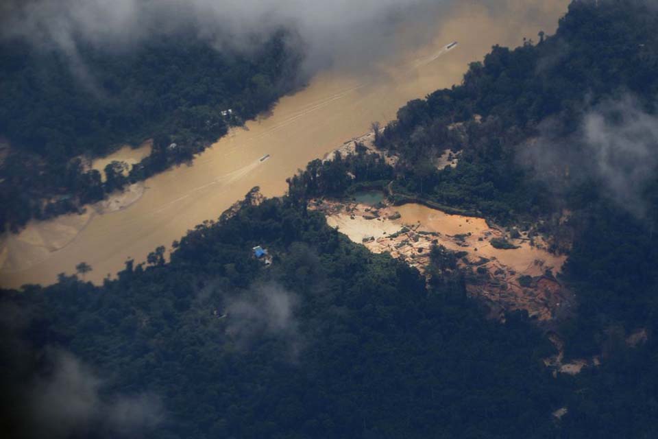 FAB reabre espaço aéreo em RR para saída espontânea de garimpeiros