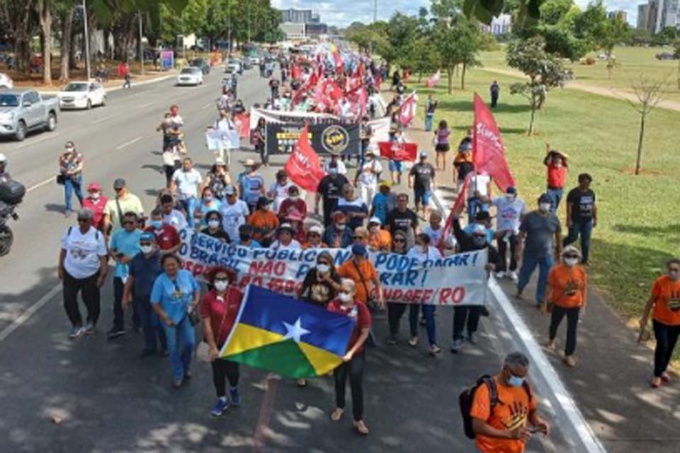 Professores fortalecem caravana do SINDSEF-RO à Brasília para cobrar reajuste salarial e MP do EBT 