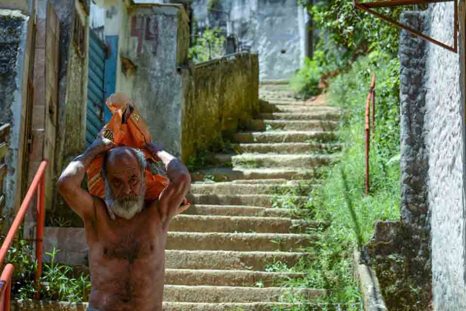 Petrópolis: moradores ainda buscam onde morar, um mês após tragédia