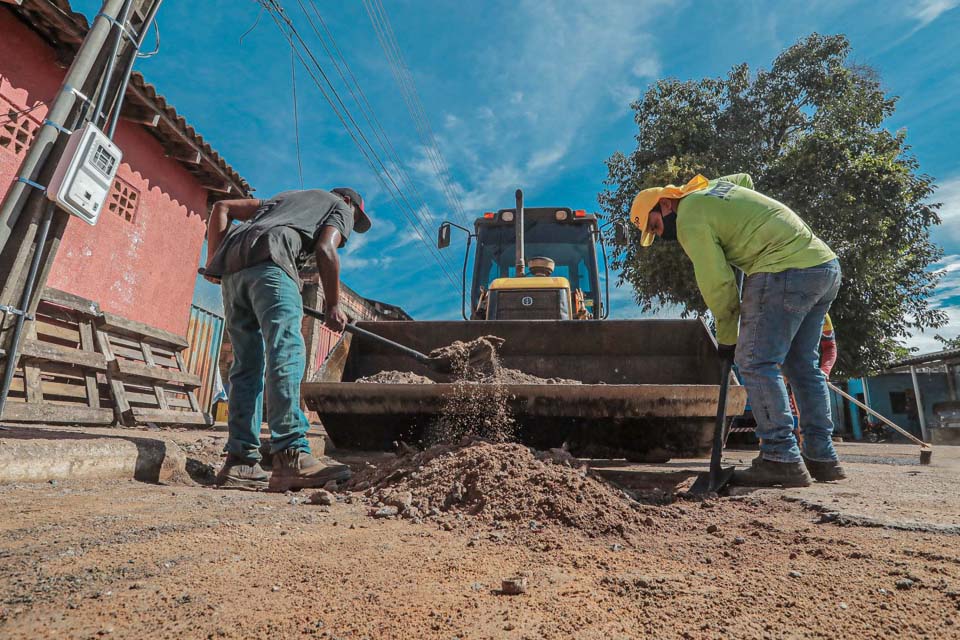 Equipes realizam obras de infraestrutura em oito bairros da capital