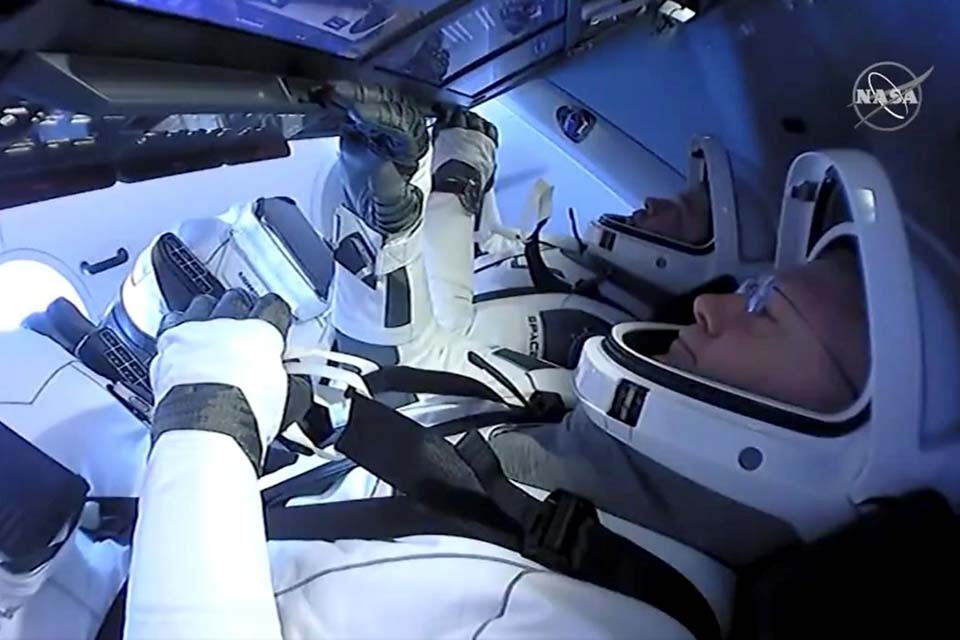 Astronautas da Nasa completam missão no espaço a bordo da SpaceX