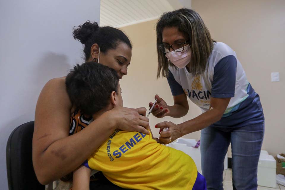 Porto Velho retoma vacinação com coronavac em crianças de 3 e 4 anos; intervalo entre primeira e segunda dose é de 28 dias