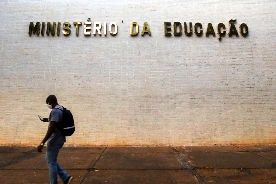 Orçamento previsto para as universidades é o menor em 10 anos, e parlamentares buscam recomposição via PEC da Transição