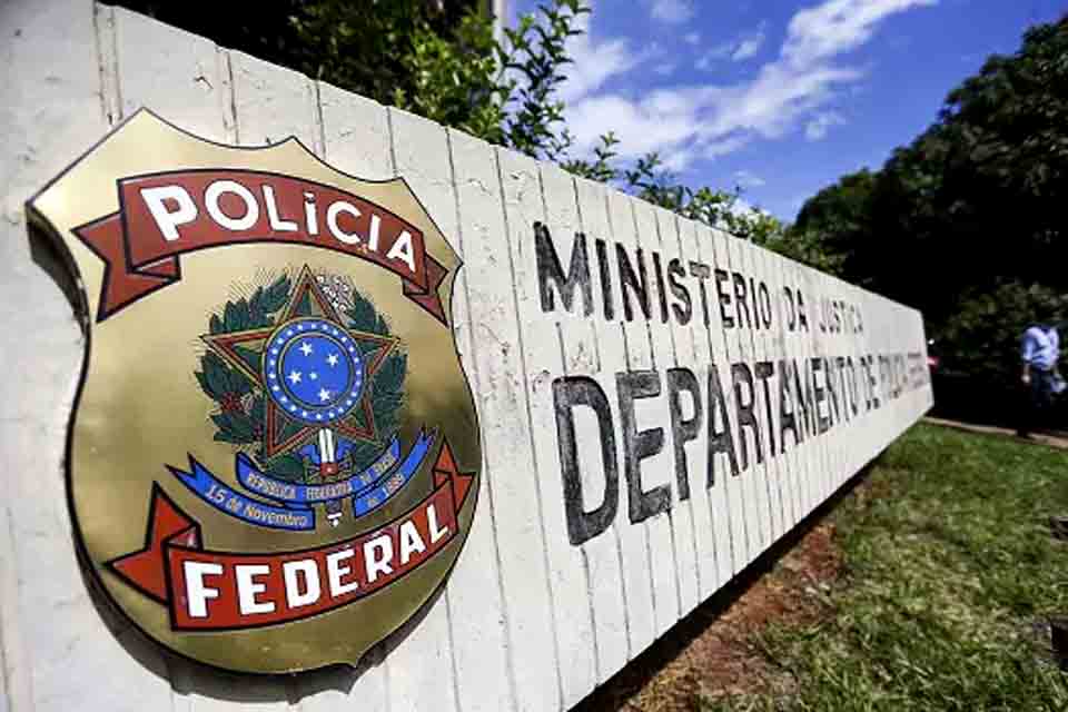 Polícia Federal faz operação contra tráfico internacional de armas