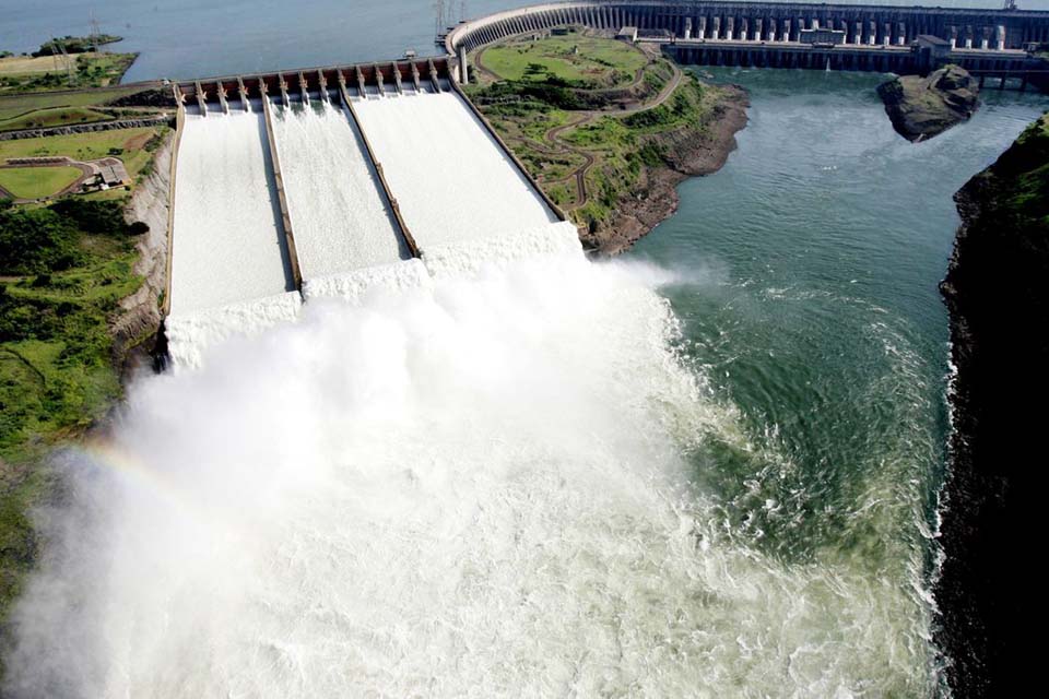 Energia acumulada por Itaipu abasteceria o mundo por 43 dias