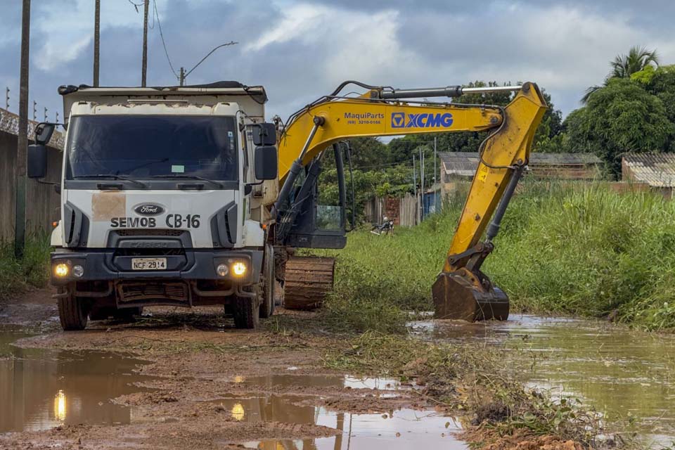 Prefeitura de Porto Velho da início a serviço de limpeza de valas e canais do bairro Três Marias 