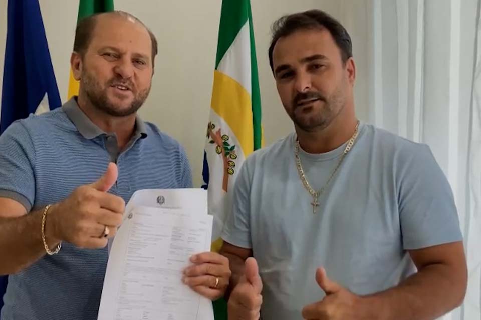 Deputado Cirone Deiró entrega ao vereador Mazinho Nota de Empenho para compra de Raio X para Ministro Andreazza