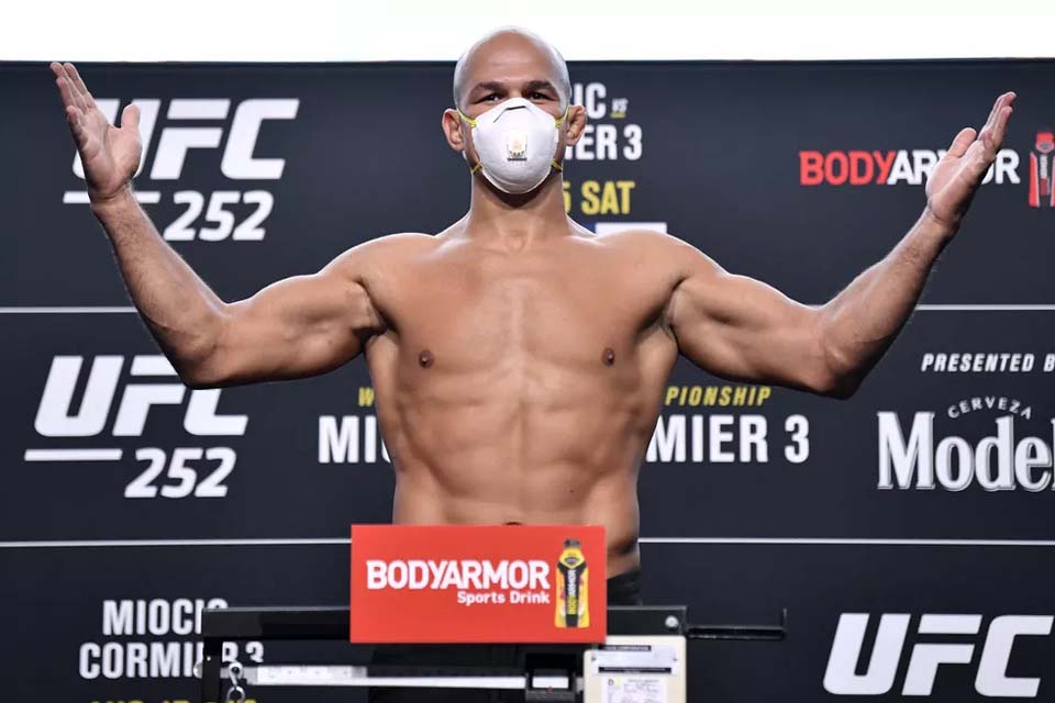 Júnior Cigano assina contrato com promotora de boxe: 