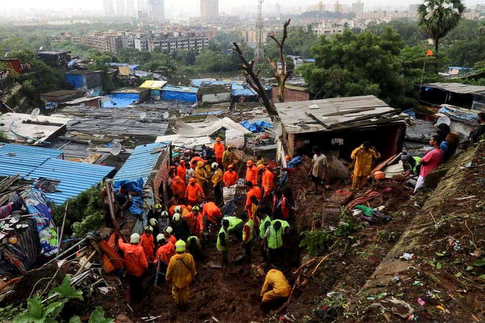 Deslizamentos de terra deixam ao menos 30 mortos em Mumbai