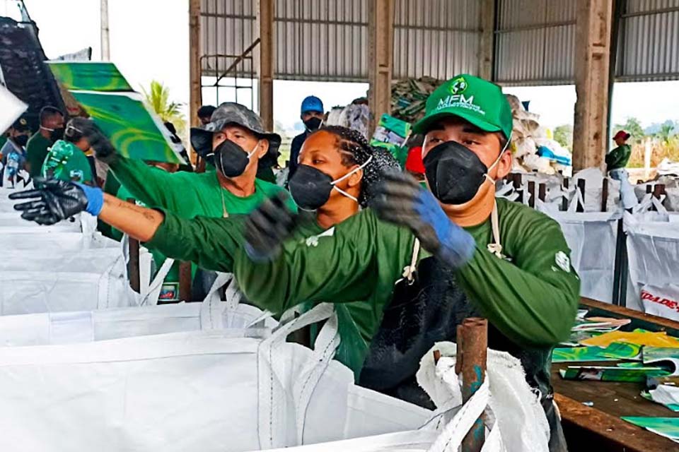 2ª Vara do Trabalho faz entrega de botinas a Cooperativa de Catadores de Materiais Recicláveis