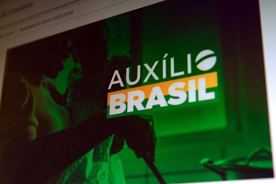 Beneficiários do Auxilio Brasil podem sacar hoje parcela de novembro