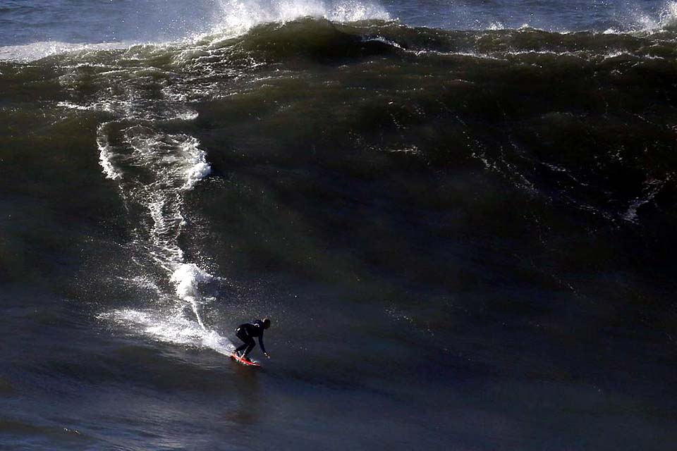 Brasileiros concorrem a prêmios de ondas gigantes