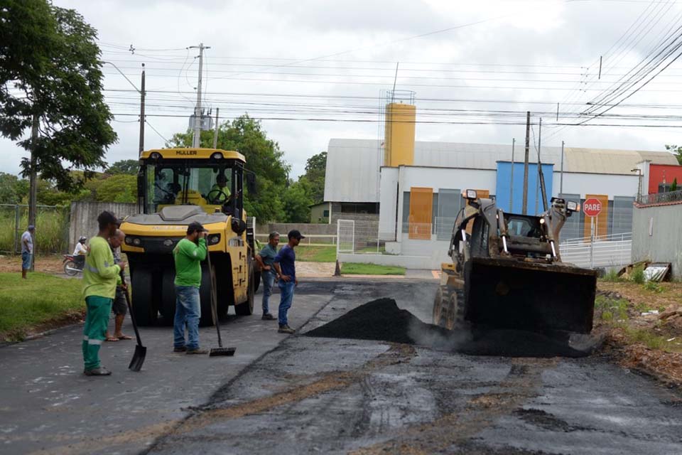 Rua Santa Luzia começa a receber a pavimentação do Poeira Zero