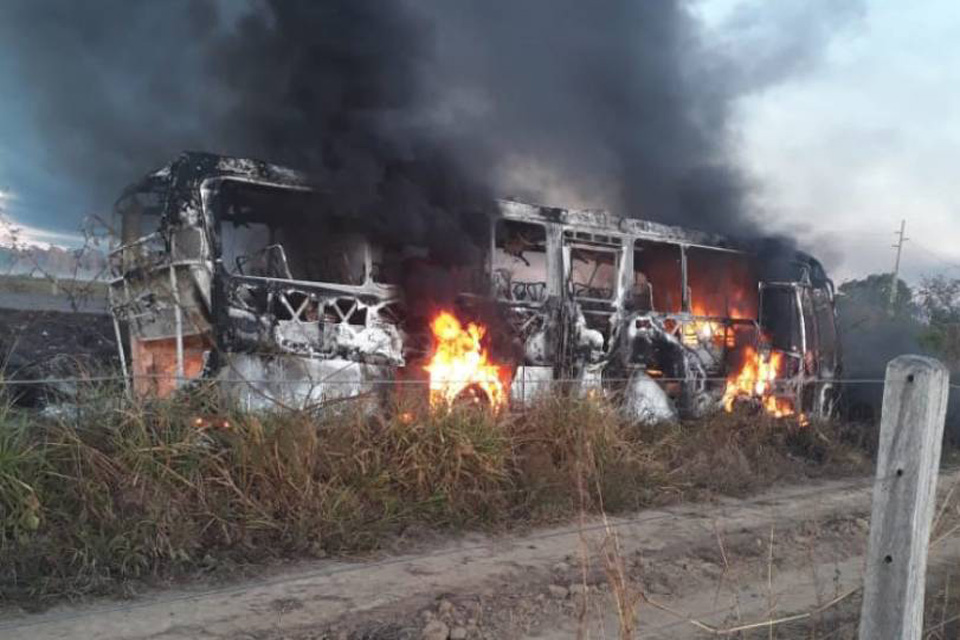 Colisão entre caminhão-tanque e ônibus provoca tragédia na BR 364