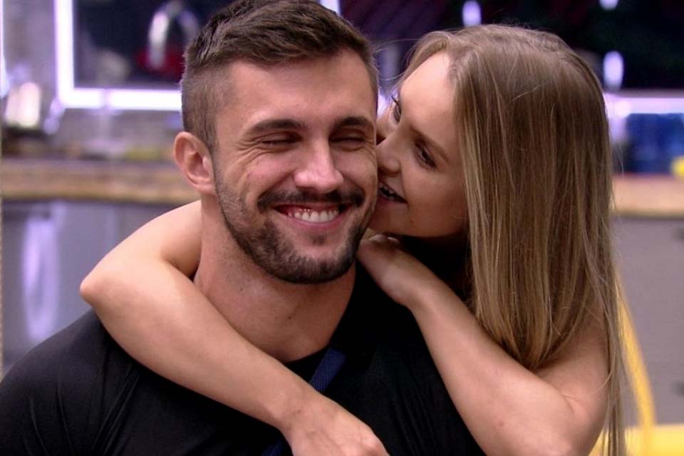 Ex-BBBs Carla Diaz e Arthur estão tentando se acertar, diz jornal