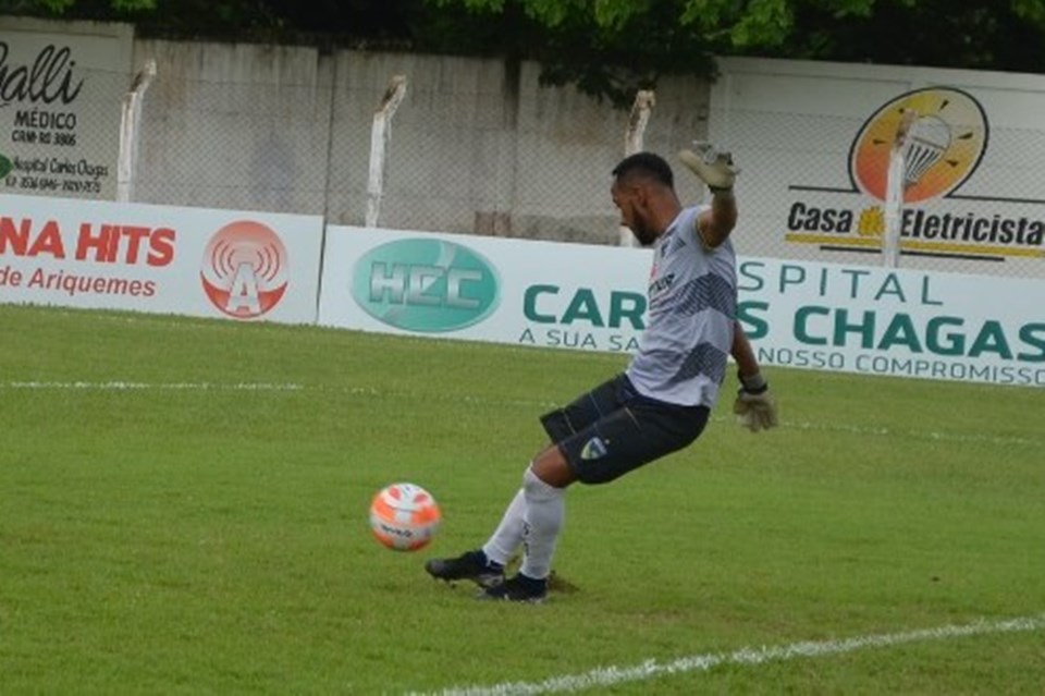 Goleiro Douglas Silva está próximo do União Cacoalense