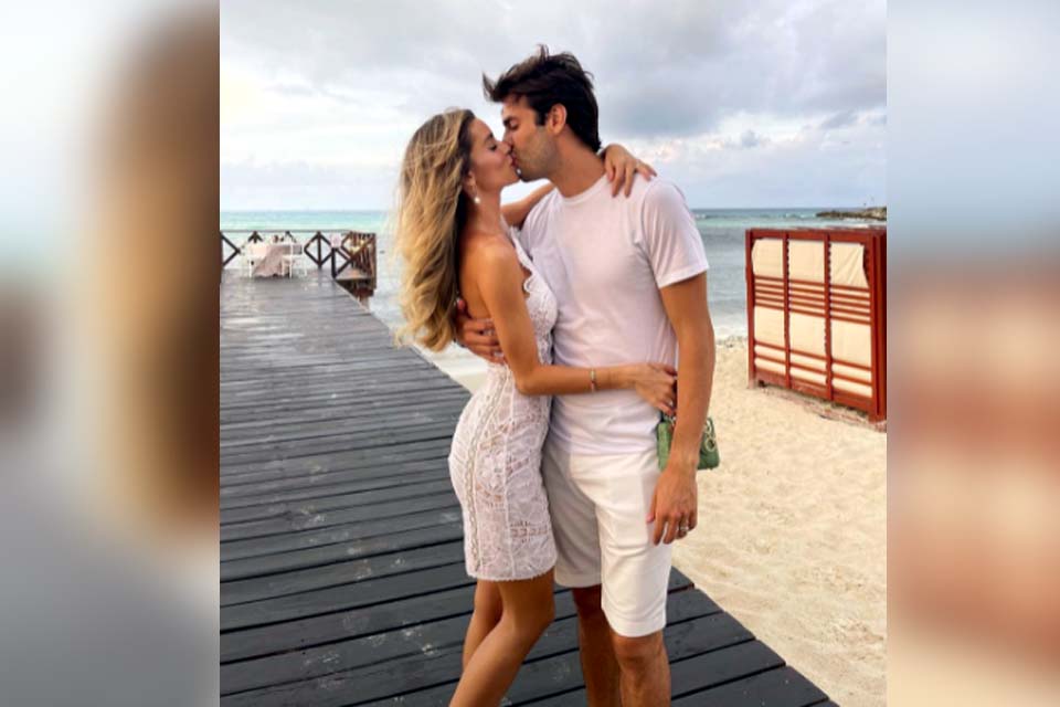 Em Cancún, Carol Dias dá beijão em Kaká e se declara: Minha vida!