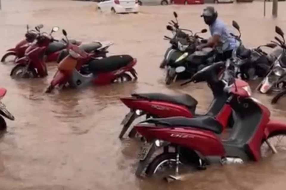 Forte chuva causa alagamentos e transtornos em Pimenta Bueno