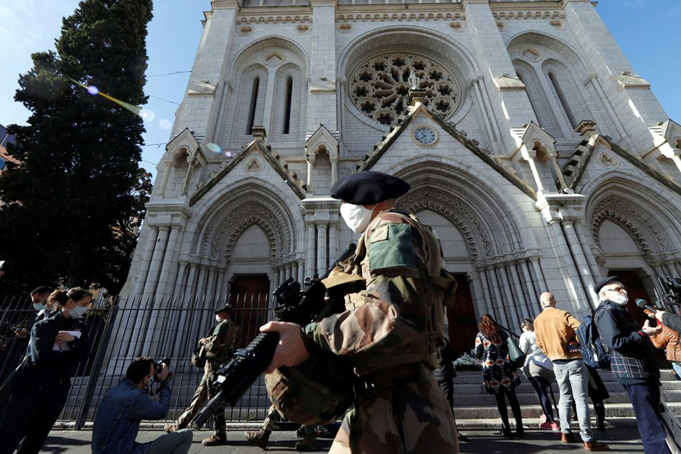 Nice vive luto por ataque em igreja; ministro alerta para atentados