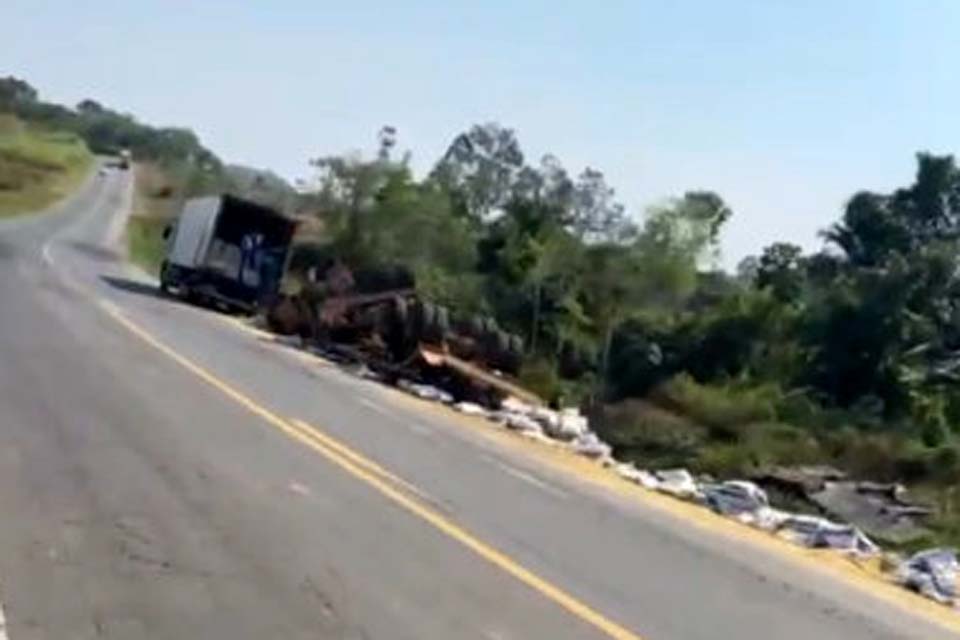 Carreta carregada tomba na BR 364 entre Jaru e Ouro Preto do Oeste