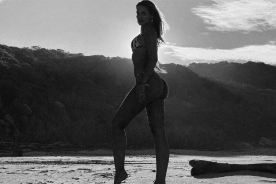 Yasmin Brunet posta clique em praia paradisíaca e deixa fãs encantados: 'Inspiração'