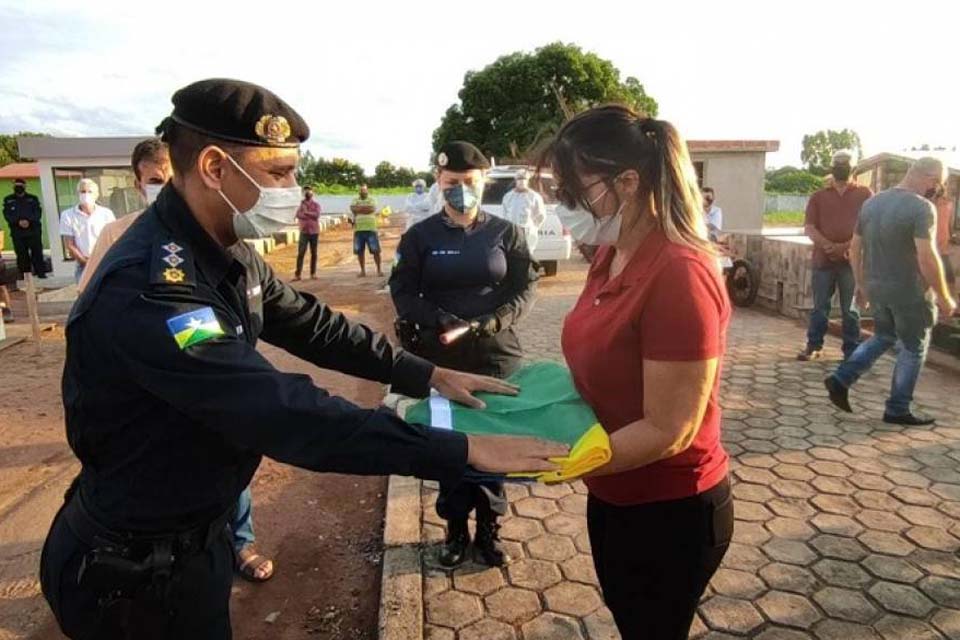 Sargento-cantor da PM que morreu lutando contra a Covid-19, recebe homenagem emocionante