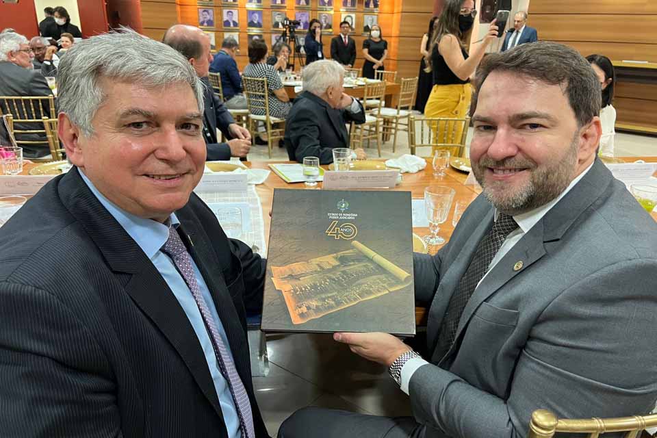 Presidente Alex Redano prestigia lançamento do livro em comemoração aos 40 anos do Tribunal de Justiça