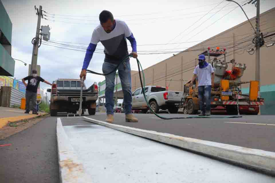 Ruas e avenidas recapeadas recebem novas sinalizações de trânsito em Porto Velho