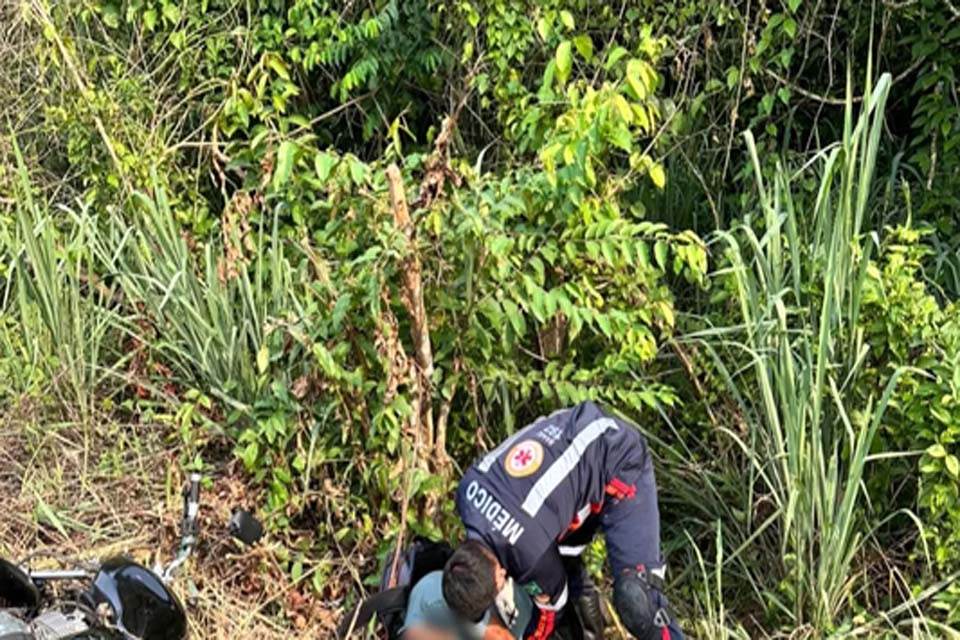 Motociclista fica em estado grave após queda na Estrada do Santo Antônio