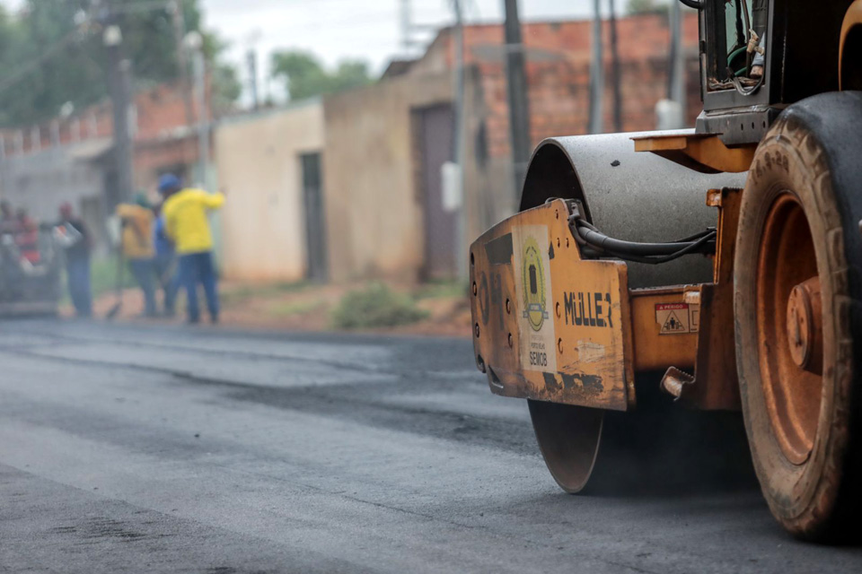 Prefeitura faz recapeamento, tapa-buracos, limpeza e outras ações em diversos bairros